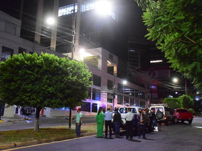 Policías y expertos forenses realizan el levantamiento de cuatro personas asesinadas en en Tegucigalpa, Honduras. Entre las víctimas se encuentra un hijo del expresidente de Honduras Porfirio Lobo (2010-2014). EFE/ STR