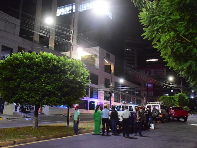 Policías y expertos forenses realizan el levantamiento de cuatro personas asesinadas en en Tegucigalpa, Honduras. Entre las víctimas se encuentra un hijo del expresidente de Honduras Porfirio Lobo (2010-2014). EFE/ STR