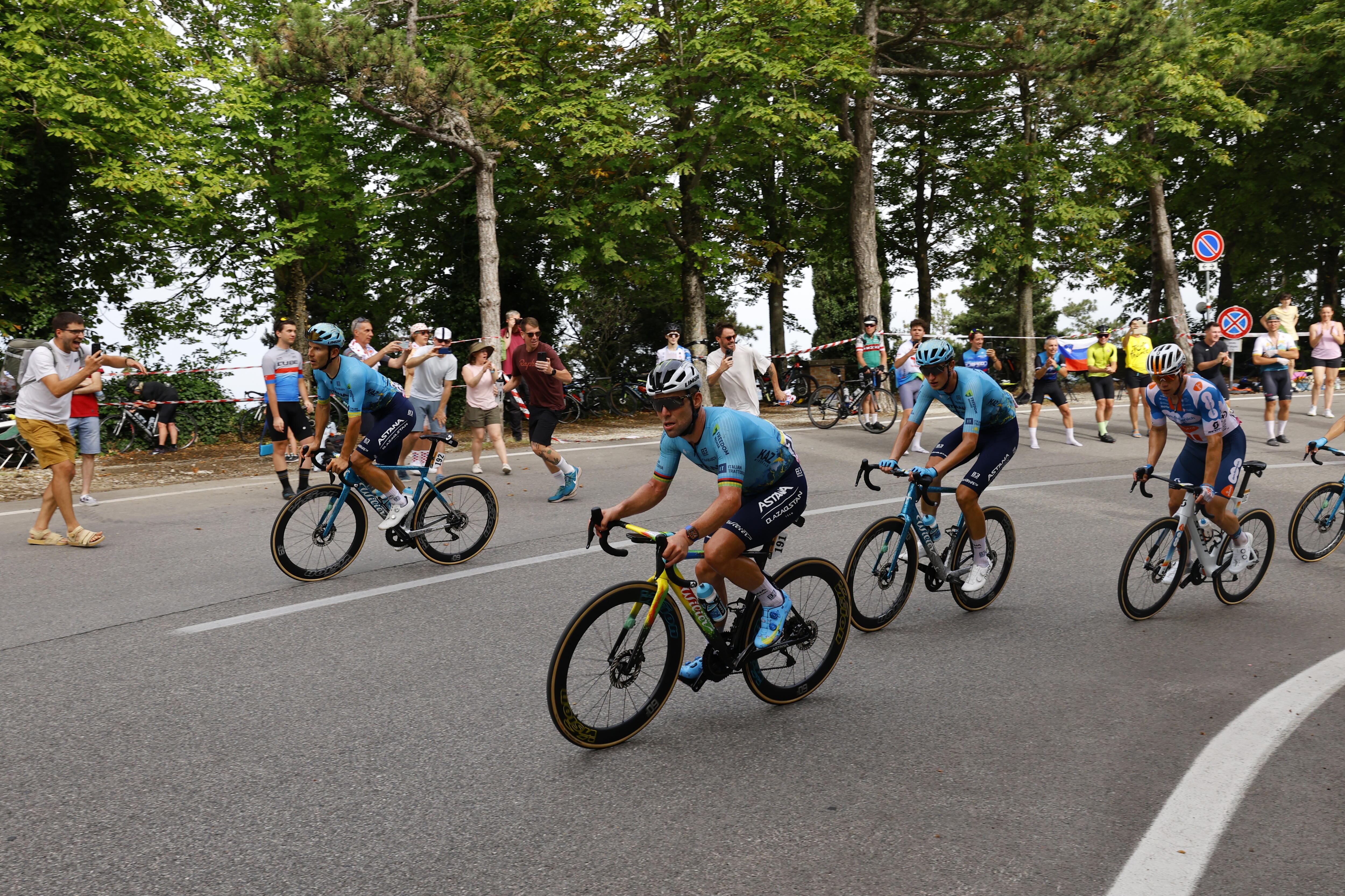 Rimini (Italy), 29/06/2024.- British rider Mark Cavendish (C) of Astana Qazaqstan Team in action during the first stage of the 2024 Tour de France cycling race over 206km from Florence to Rimini, Italy, 29 June 2024. (Ciclismo, Francia, Italia, Florencia) EFE/EPA/KIM LUDBROOK