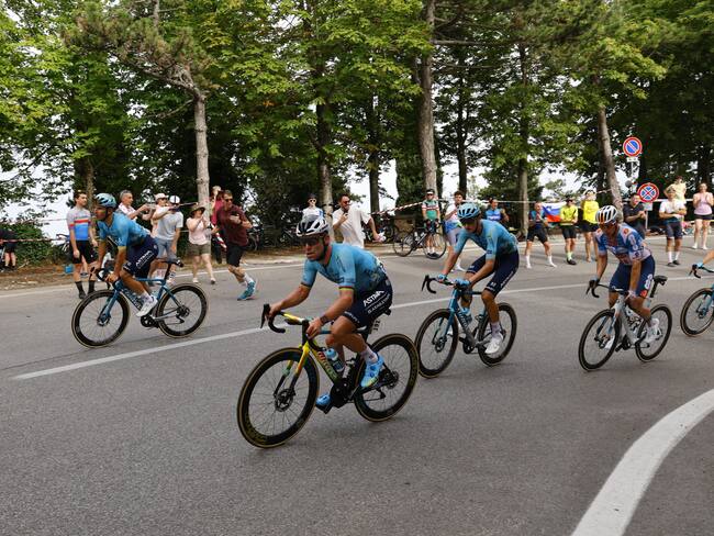 Rimini (Italy), 29/06/2024.- British rider Mark Cavendish (C) of Astana Qazaqstan Team in action during the first stage of the 2024 Tour de France cycling race over 206km from Florence to Rimini, Italy, 29 June 2024. (Ciclismo, Francia, Italia, Florencia) EFE/EPA/KIM LUDBROOK