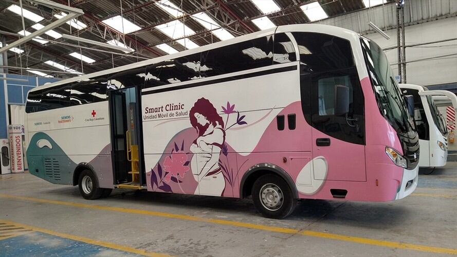 La compañía de tecnología Siemens le donó oficialmente a la Cruz Roja Colombiana la clínica móvil ‘Siemens Smart Clinic’. Foto: Siemens