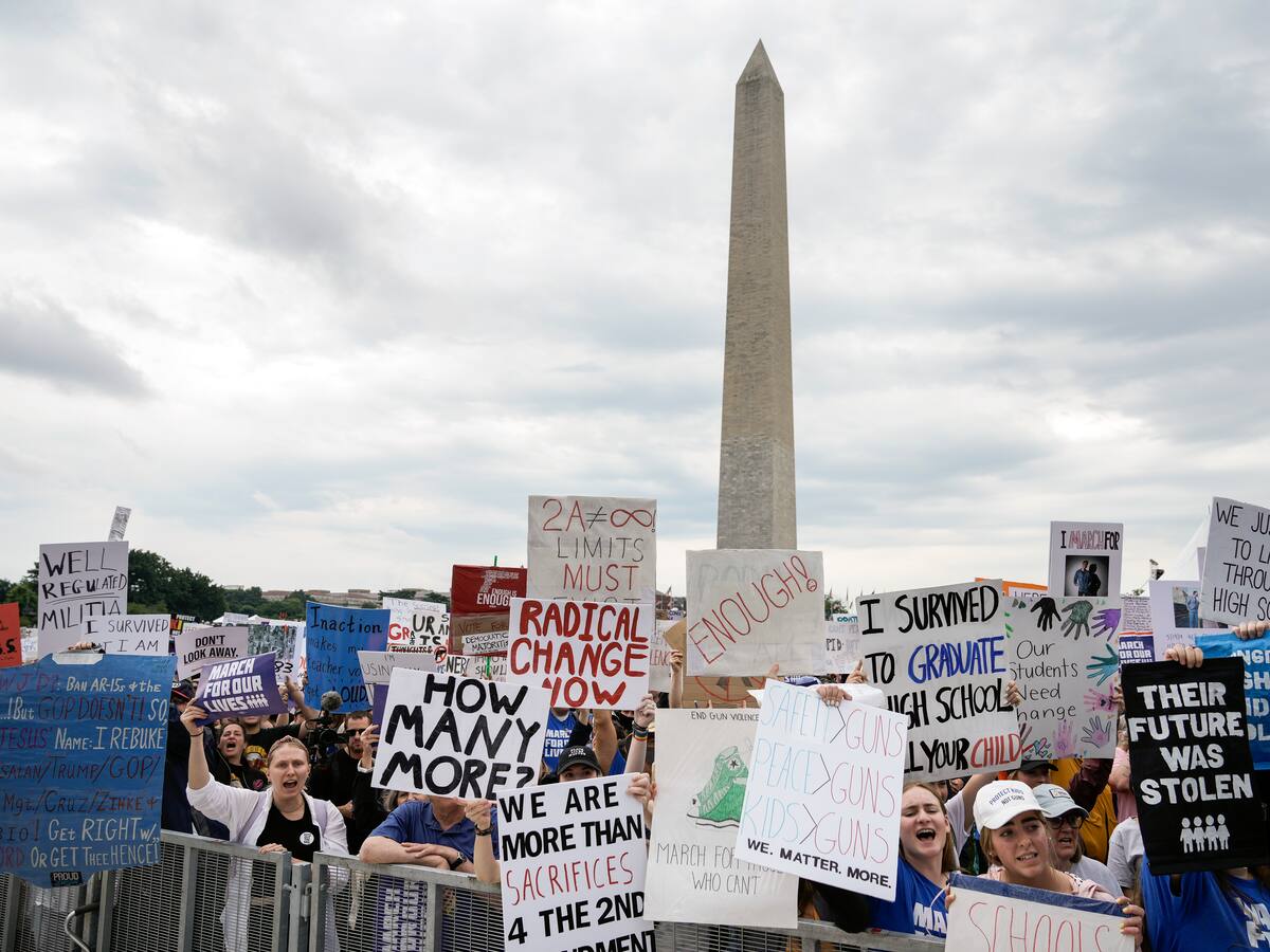 Senadores de EE.UU. logran acuerdo de mínimos que aumenta el control de armas