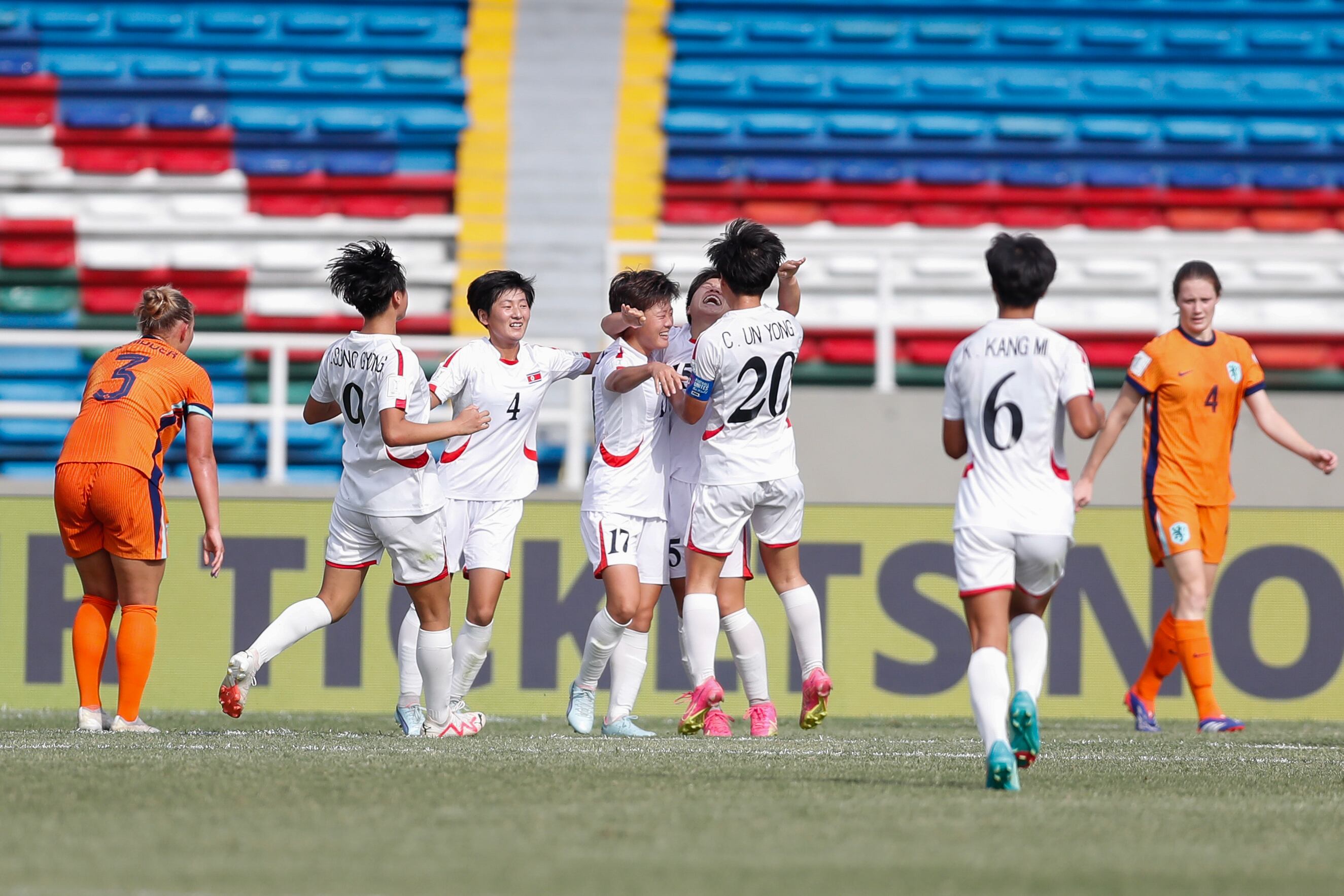 Corea del Norte celebran un gol en un partido del grupo F de la Copa Mundial Femenina sub-20 entre las selecciones de Países Bajos y Corea del Norte en el estadio Pascual Guerrero en Cali (Colombia). EFE/ Ernesto Guzmán