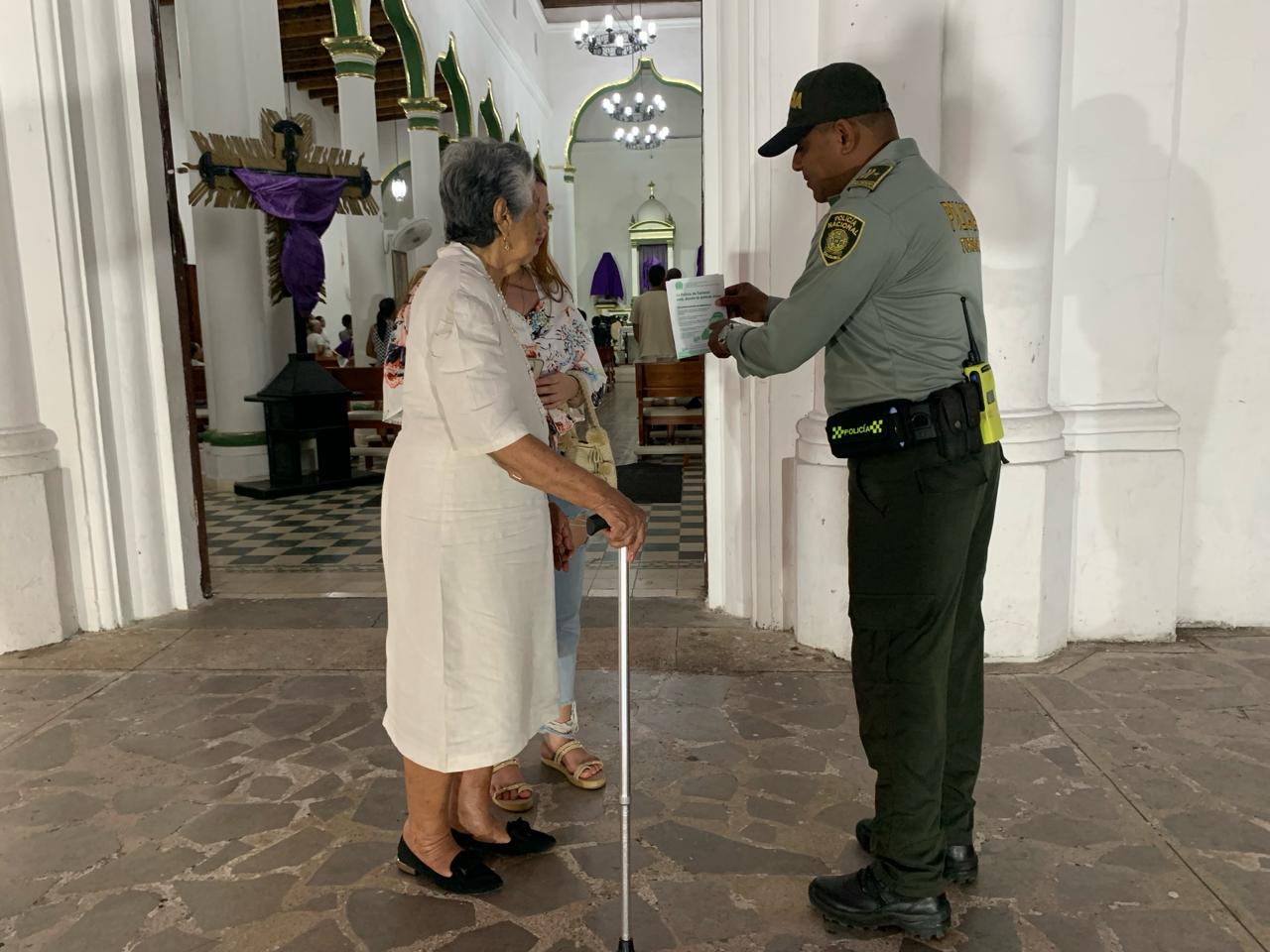 Policías atendiendo a los turistas/ Policía del Magdalena.