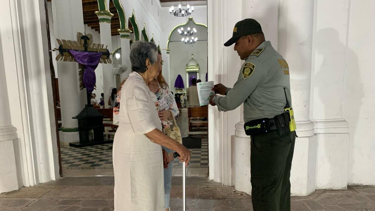 Policías brindan atención y protección a turistas en el Magdalena durante Semana Santa