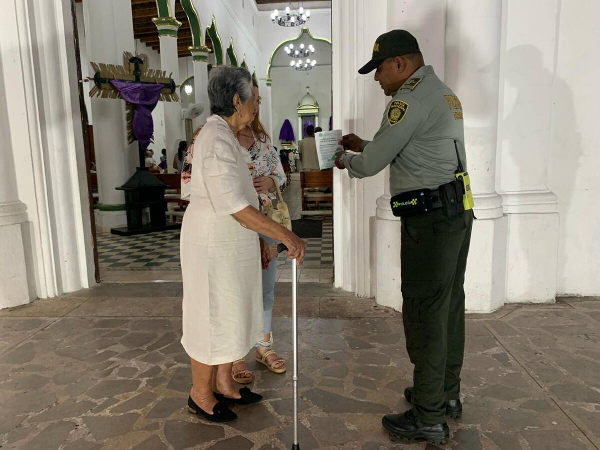 Policías brindan atención y protección a turistas en el Magdalena durante Semana Santa