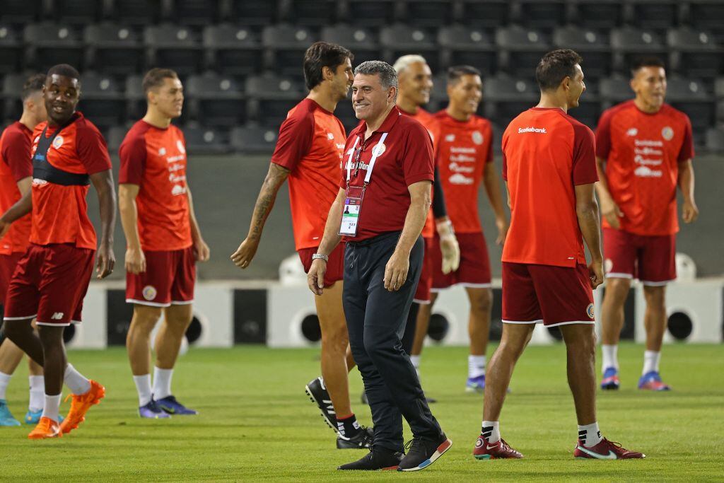 Técnico colombiano Luis Fernando Suárez con su sus seleccionados de Costa Rica. (Photo by KARIM JAAFAR / AFP) (Photo by KARIM JAAFAR/AFP via Getty Images)