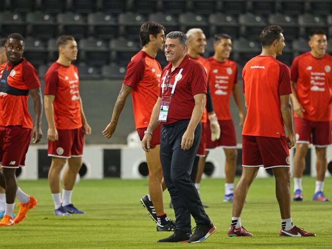 Técnico colombiano Luis Fernando Suárez con su sus seleccionados de Costa Rica. (Photo by KARIM JAAFAR / AFP) (Photo by KARIM JAAFAR/AFP via Getty Images)
