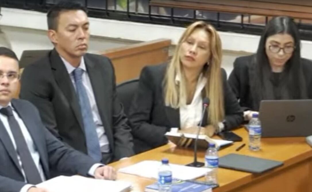 Sandra Ortiz, en el centro de cabello rubio. Foto: Captura de pantalla.