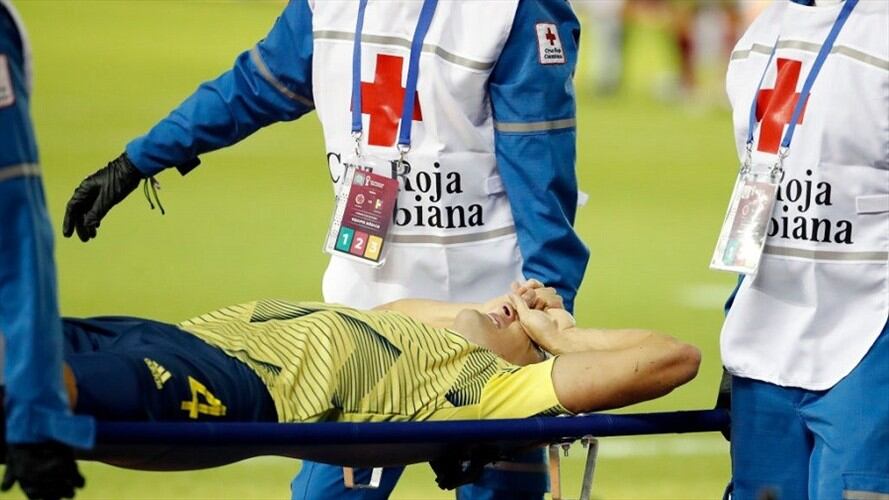 Santiago Arias luego de haberse lesionado en el encuentro con Venezuela. Foto}: Getty Images.