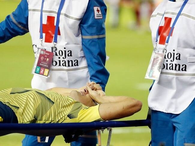 Santiago Arias luego de haberse lesionado en el encuentro con Venezuela. Foto}: Getty Images.