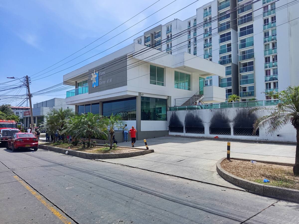 Tres fallecidos y 45 heridos dejó incendio en conjunto residencial en Barranquilla