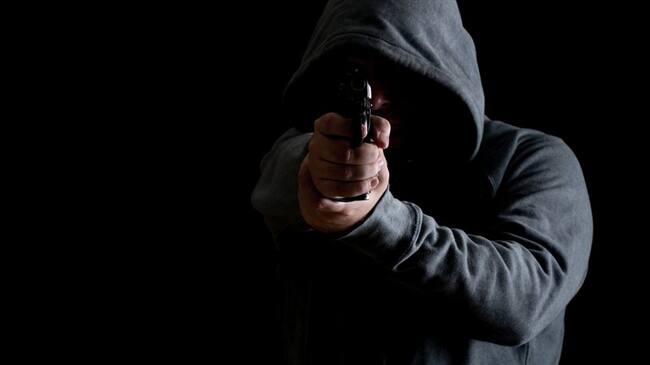 Al menos cuatro encapuchados que portaban armas cortas obligaron a esta familia a salir del restaurante. Foto: Getty Images