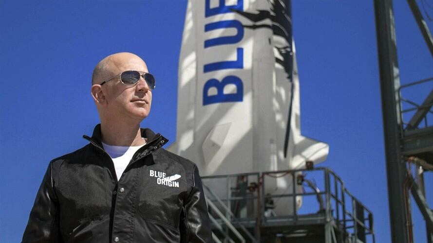 Jeff Bezos, el hombre más rico del mundo, junto a la capsula Blue Origin. Foto: EFE/ Blue Origin