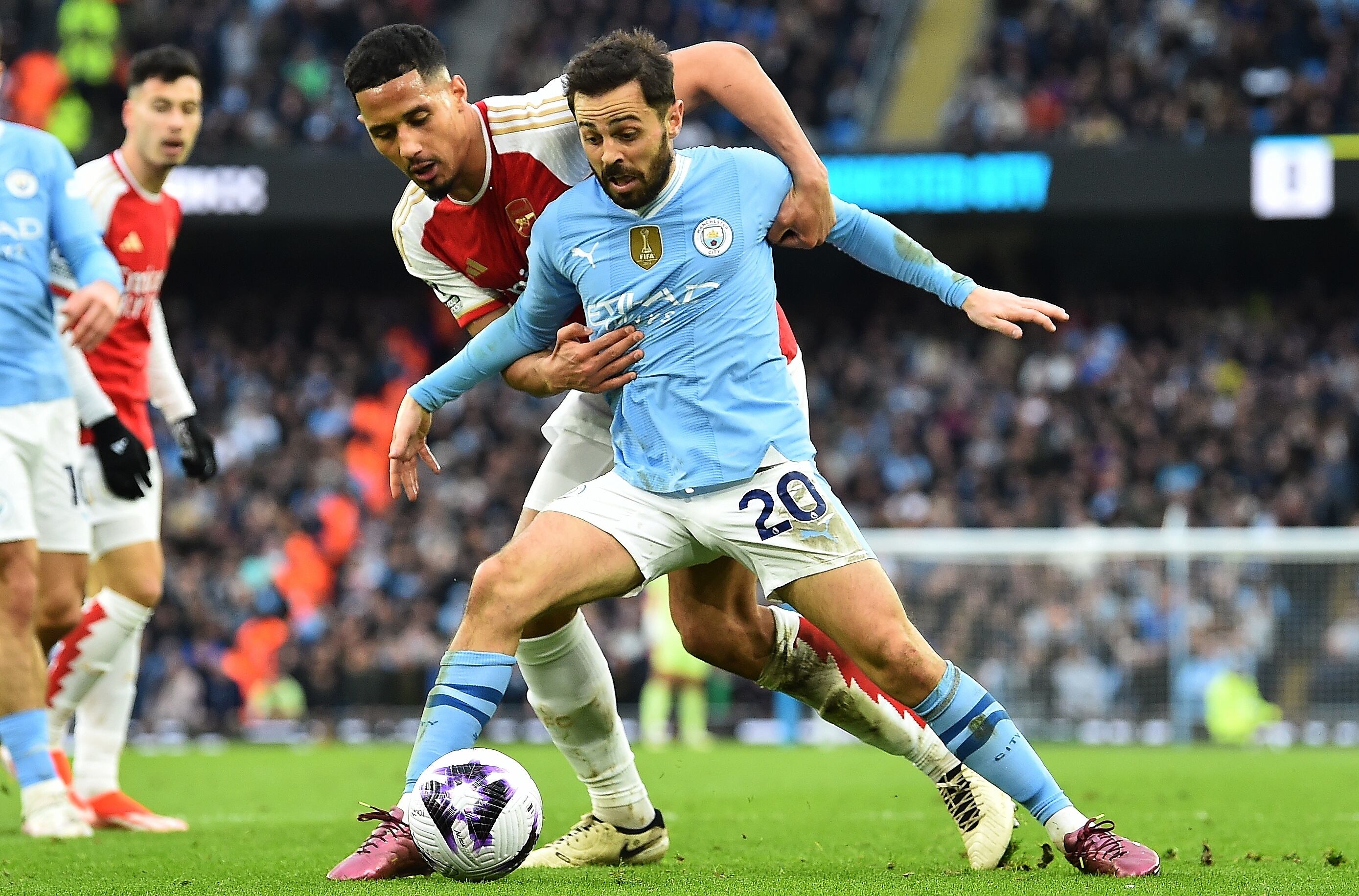 Manchester (United Kingdom), 31/03/2024.- Arsenal's William Saliba (L) in action against Manchester City's Bernardo Silva (R) during the English Premier League match between Manchester City and Arsenal in Manchester, Britain, 31 March 2024. (Reino Unido) EFE/EPA/PETER POWELL EDITORIAL USE ONLY. No use with unauthorized audio, video, data, fixture lists, club/league logos, 'live' services or NFTs. Online in-match use limited to 120 images, no video emulation. No use in betting, games or single club/league/player publications.