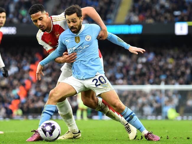 Manchester (United Kingdom), 31/03/2024.- Arsenal&#039;s William Saliba (L) in action against Manchester City&#039;s Bernardo Silva (R) during the English Premier League match between Manchester City and Arsenal in Manchester, Britain, 31 March 2024. (Reino Unido) EFE/EPA/PETER POWELL EDITORIAL USE ONLY. No use with unauthorized audio, video, data, fixture lists, club/league logos, &#039;live&#039; services or NFTs. Online in-match use limited to 120 images, no video emulation. No use in betting, games or single club/league/player publications.
