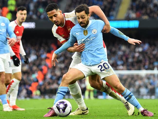 Manchester (United Kingdom), 31/03/2024.- Arsenal's William Saliba (L) in action against Manchester City's Bernardo Silva (R) during the English Premier League match between Manchester City and Arsenal in Manchester, Britain, 31 March 2024. (Reino Unido) EFE/EPA/PETER POWELL EDITORIAL USE ONLY. No use with unauthorized audio, video, data, fixture lists, club/league logos, 'live' services or NFTs. Online in-match use limited to 120 images, no video emulation. No use in betting, games or single club/league/player publications.