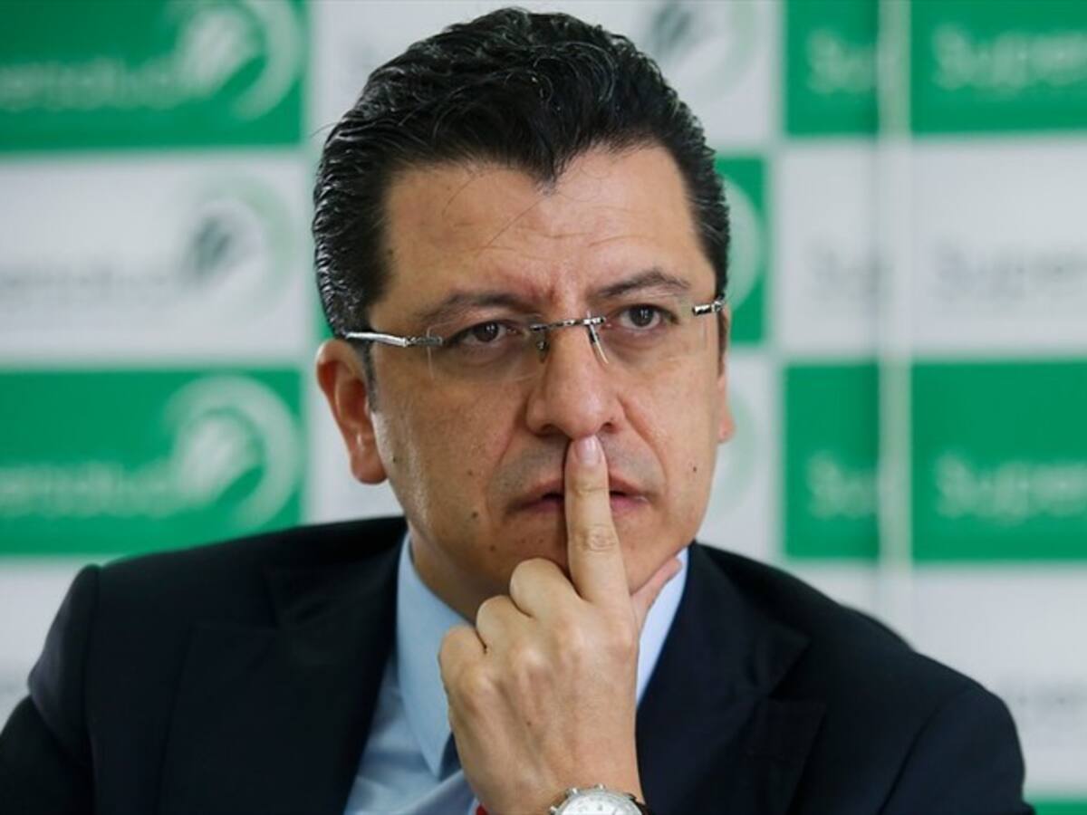 Procuraduría suspende al superintendente de Salud