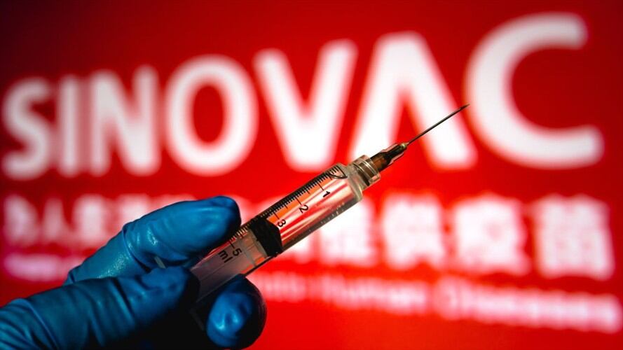 El Gobierno Nacional informó que este 13 de septiembre llegaron a Colombia 2.097.000 dosis de vacunas de Sinovac contra el COVID-19. Foto: Getty Images / RAFAEL HENRIQUE