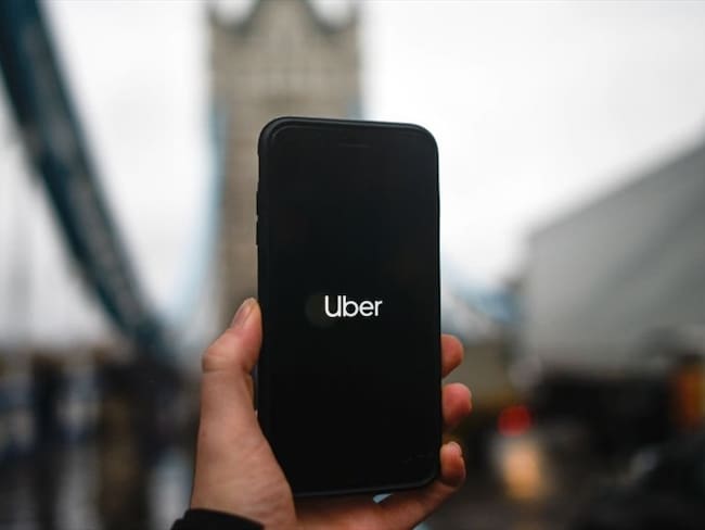 Uber no puede afectar a los taxistas: Álvaro Uribe Vélez