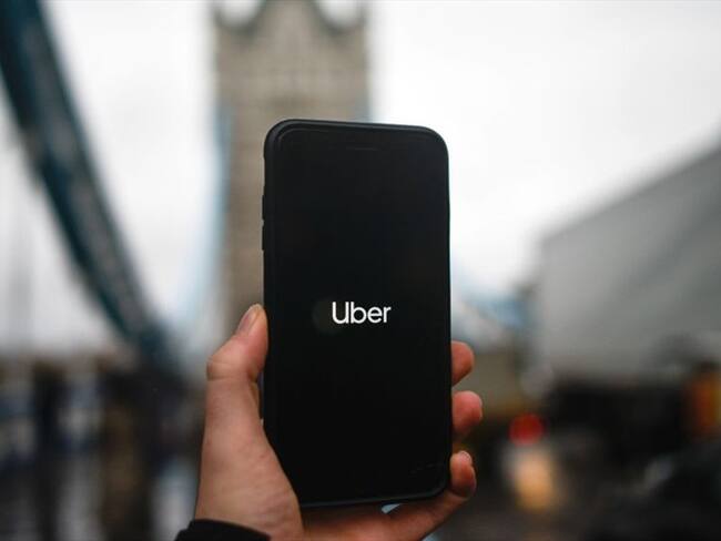 Uber no puede afectar a los taxistas: Álvaro Uribe Vélez