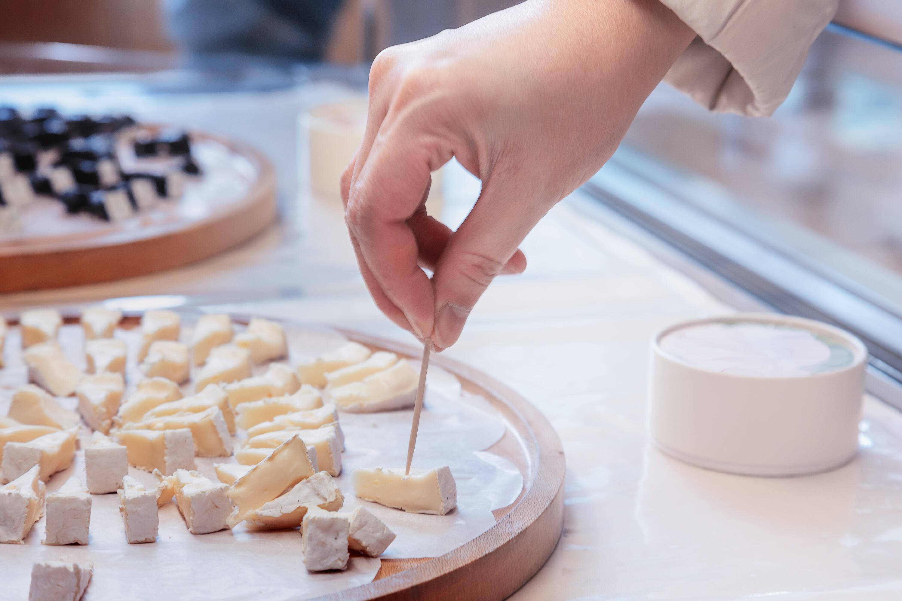 Cierran fábrica de quesos la Reina por incumplir suspensión total de servicio. Foto: Getty Images