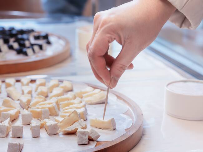 Cierran fábrica de quesos la Reina por incumplir suspensión total de servicio. Foto: Getty Images