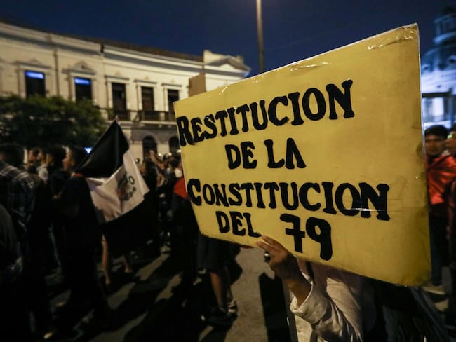 Partidarios del expresidente peruano Pedro Castillo protestan para exigir la renuncia de la presidenta Dina Boluarte, la liberación de Castillo y el cierre del Congreso en Lima el 17 de diciembre de 2022.