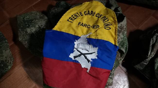 En medio de la asonada, los cinco presuntos integrantes de las disidencias fueron liberados junto al material decomisado.. Foto: Cortesía Sucesos Cauca