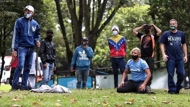 Al menos 20 mil venezolanos, con dinero para el pasaje de regreso a su país, pero sin posibilidad de viajar ni ser recibidos en la frontera, están en lista de espera en Bogotá. . Foto: Colprensa