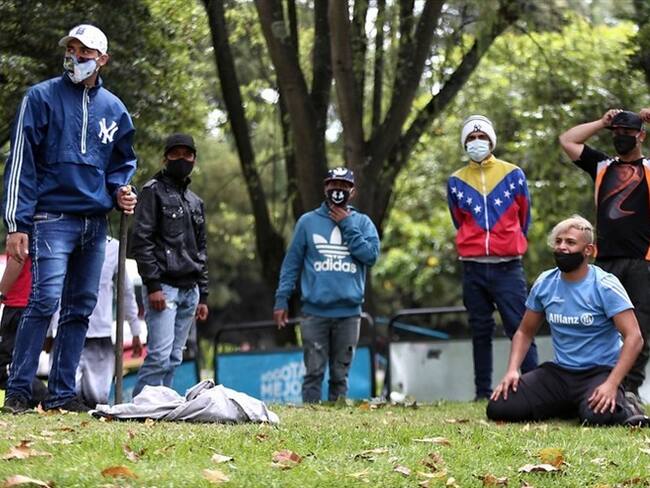 Al menos 20 mil venezolanos, con dinero para el pasaje de regreso a su país, pero sin posibilidad de viajar ni ser recibidos en la frontera, están en lista de espera en Bogotá. . Foto: Colprensa