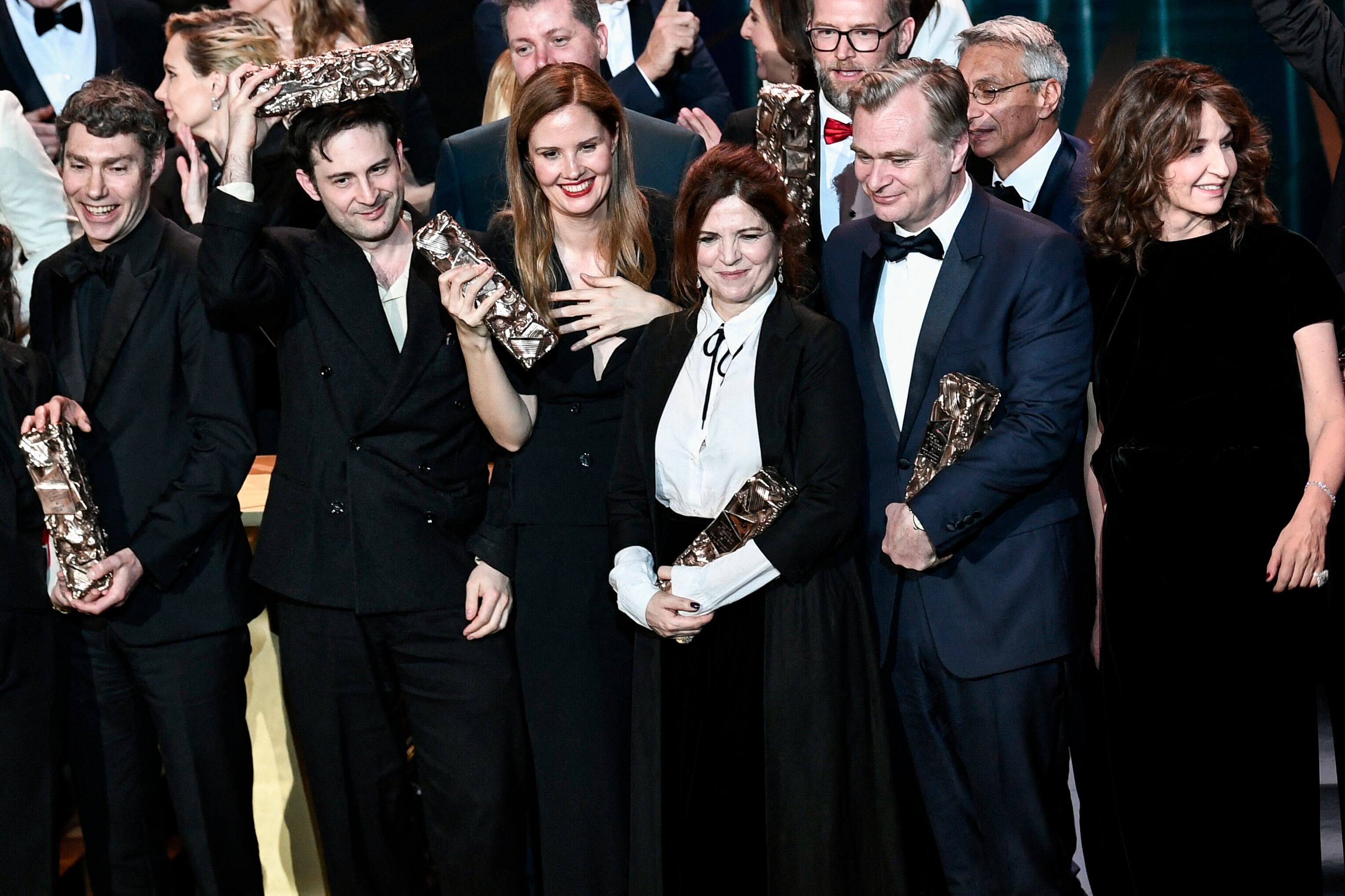 La directora y guionista Justine Triet, la actriz Agnes Jaoui, el cineasta Christopher Nolan y la presidenta de la ceremonia Valerie Lemercier posan al final de la 49ª edición de los Premios César de Cine, en el Olympia de París, el 23 de febrero de 2024. AFP vía Getty Images