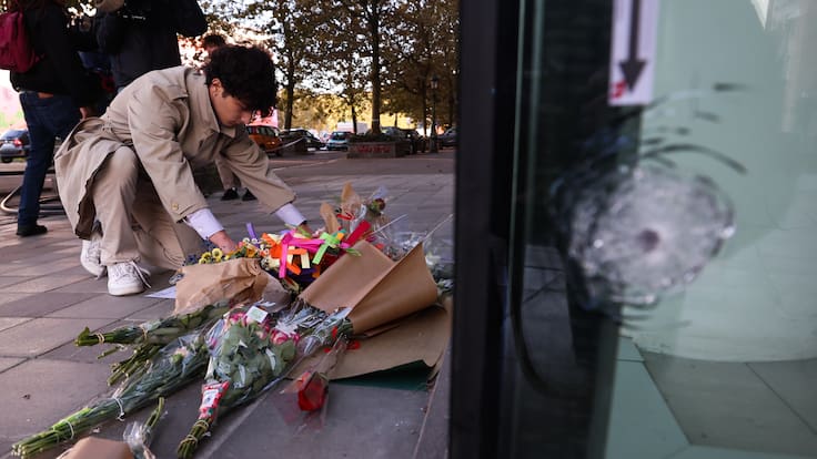 Brussels (Belgium), 17/10/2023.- Flowers are put in place at the bank branch, where two football supporters from Sweden were shot dead in a terror attack in Brussels, Belgium, 17 October 2023. A man, suspected of killing two Swedish football supporters on 16 October, was shot by the Police during an operation and has died, Belgian Police said. Following the incident, the Brussels Capital Region has increased its terror threat to level 4, the highest, the National Crisis Center announced. (Bélgica, Suecia, Bruselas) EFE/EPA/OLIVIER HOSLET