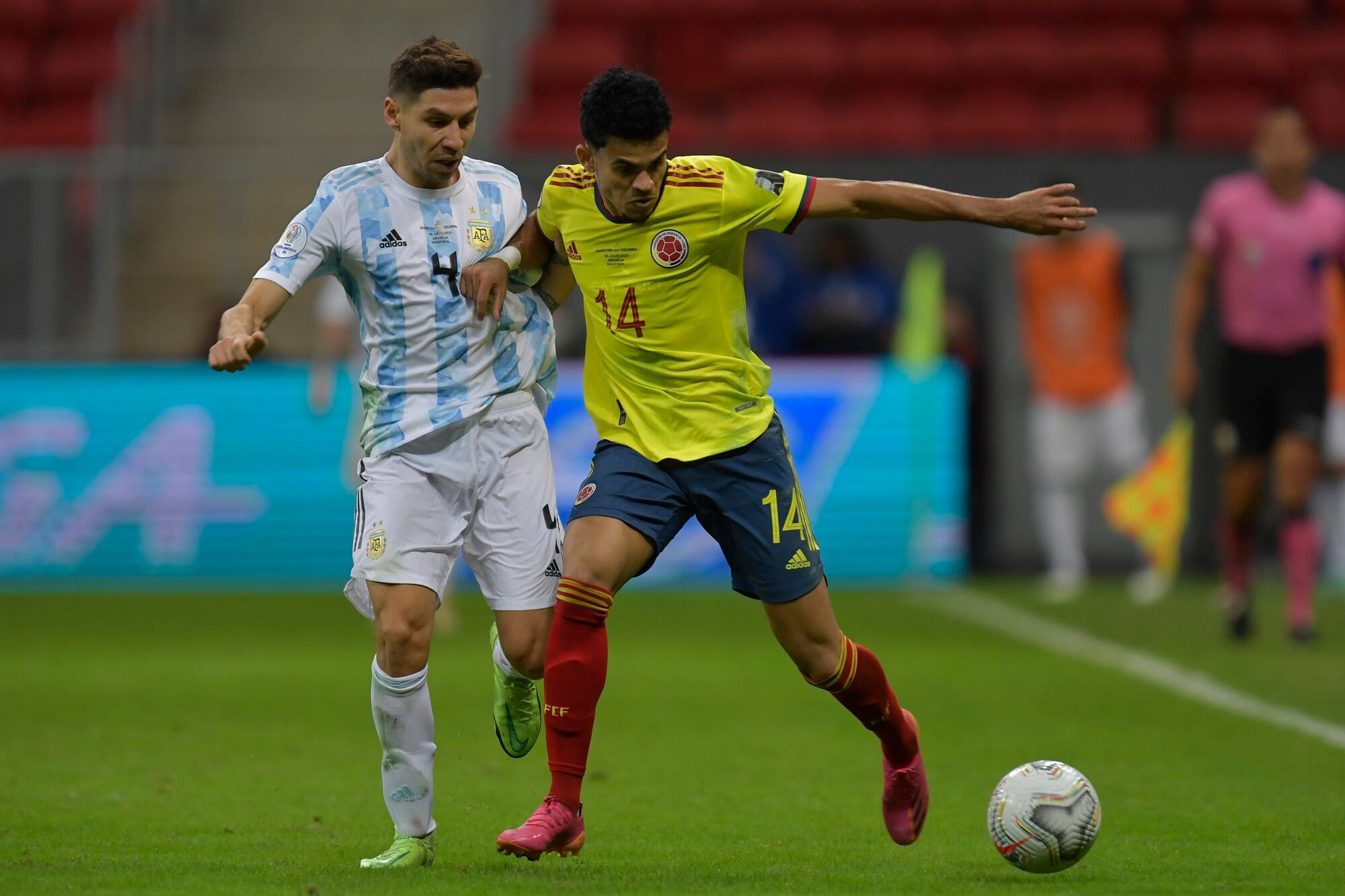 Gonzalo Montiel  y Luis Díaz en el juego entre Argentina y Colombia
