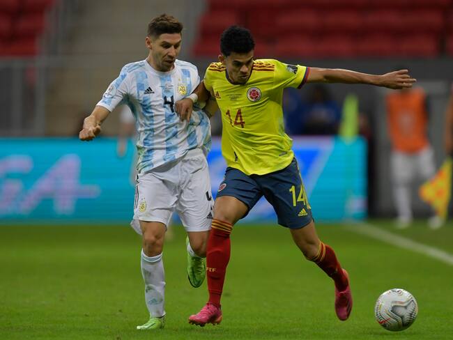 Gonzalo Montiel y Luis Díaz en el juego entre Argentina y Colombia