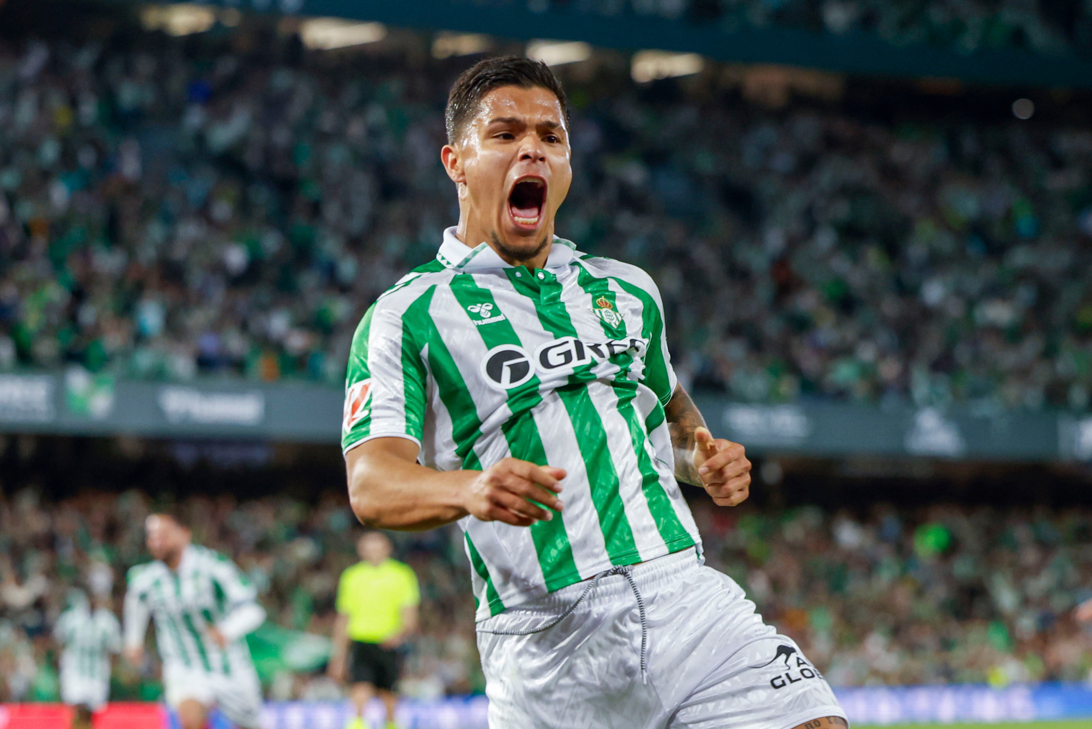 El delantero colombiano del Betis Cucho Hernández celebra su gol contra el Sevilla. Foto: EFE/ Julio Muñoz