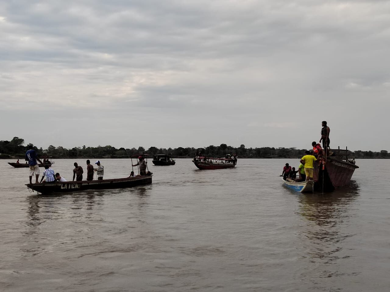 En las labores de búsqueda trabajan varios pescadores de la zona. Crédito: Cortesía.