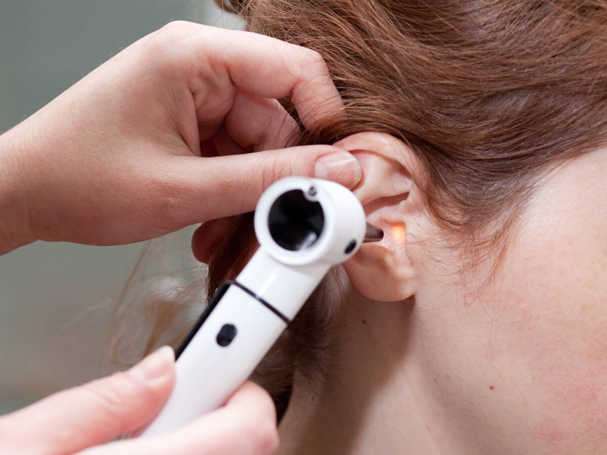 ¿Cuáles son los riesgos del uso constante de los audífonos?