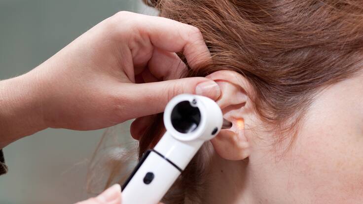 ¿Cuáles son los riesgos del uso constante de los audífonos?