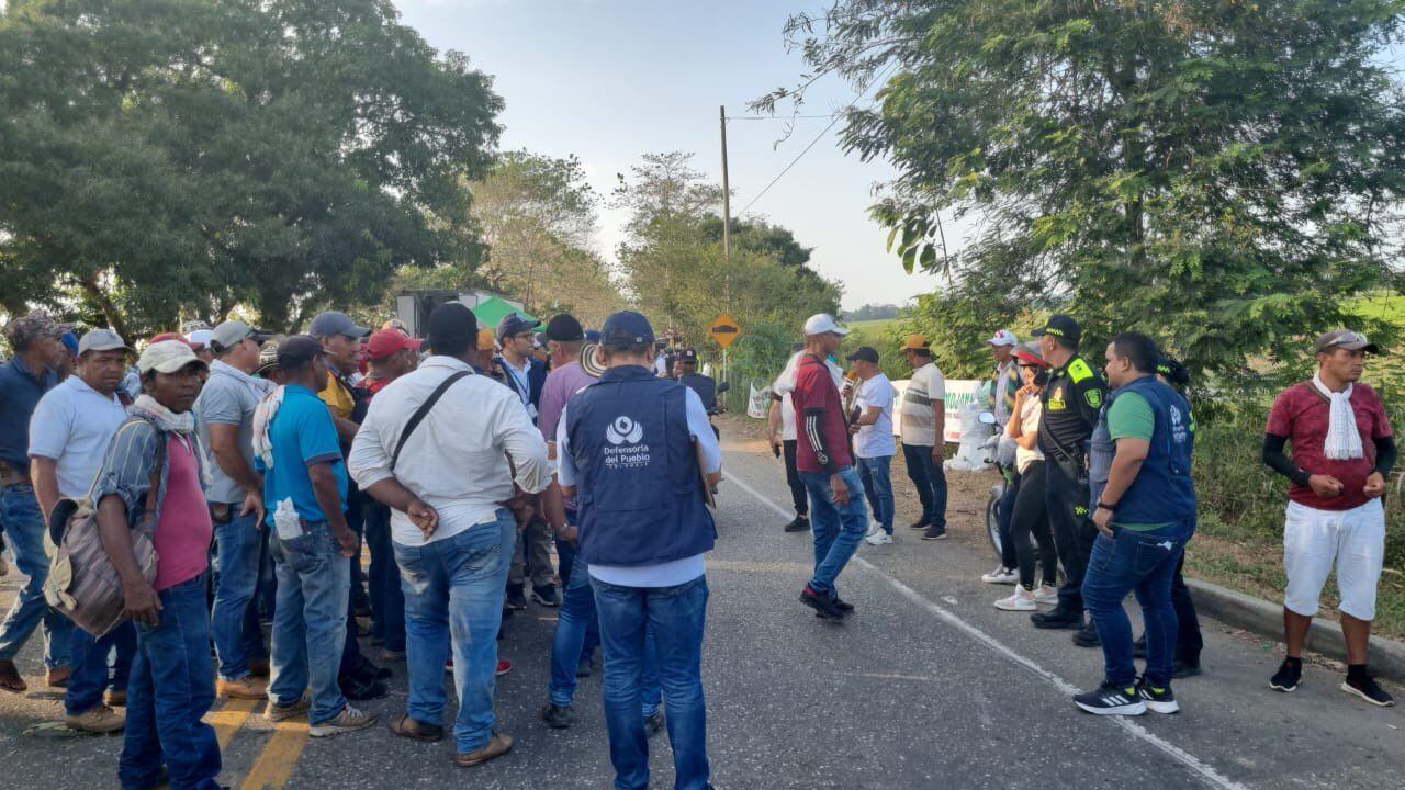 Damnificados por las inundaciones en La Mojana bloquean Troncal de Occidente. Foto: Defensoría del Pueblo. 