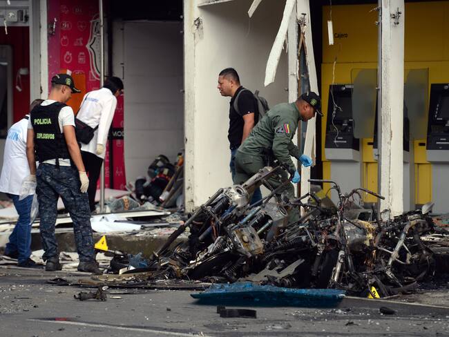 Investigadores de la policía colombiana recogen evidencias luego de una explosión este miércoles en Jamundí (Colombia). Foto: EFE.