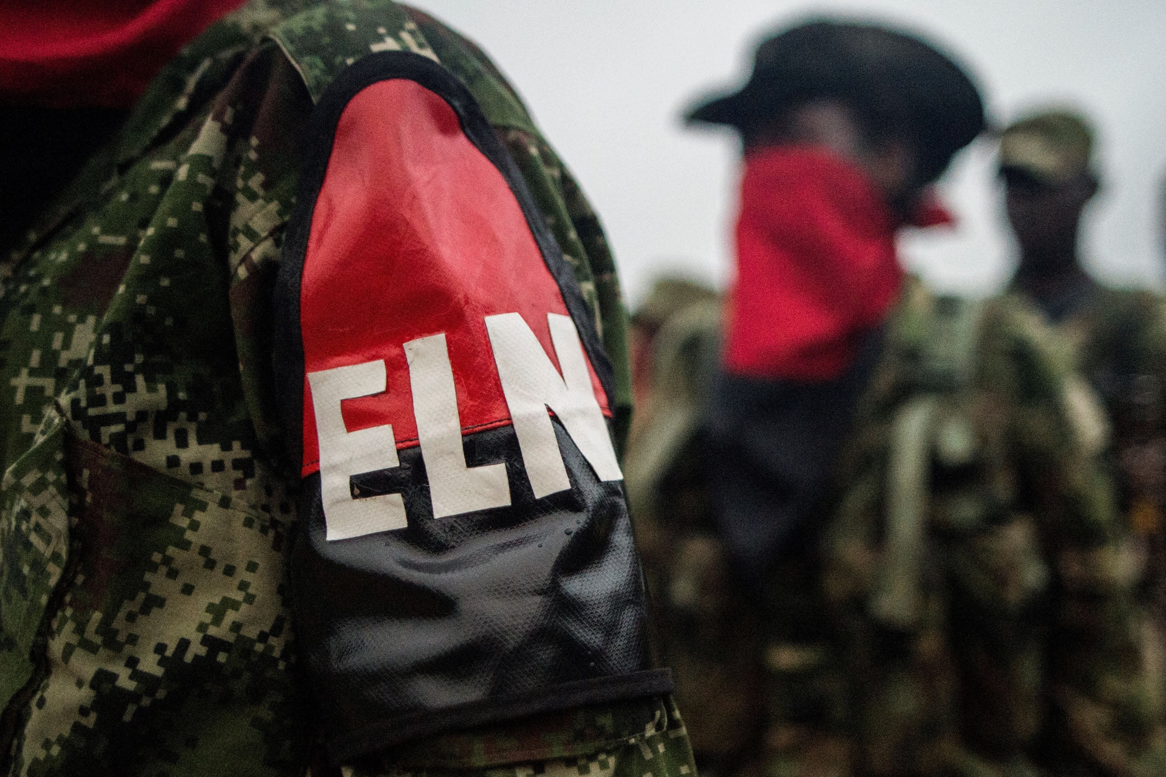 Miembros del Frente de Guerra Occidental "Omar Gómez" del Ejército de Liberación Nacional (ELN) hacen fila en su campamento a orillas del río San Juan, departamento de Chocó. Foto de Luis Robayo/AFP vía Getty Images.