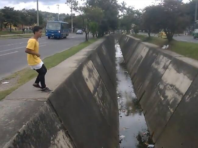 Acrobacia de parkour en caño de Bogotá termina en accidente