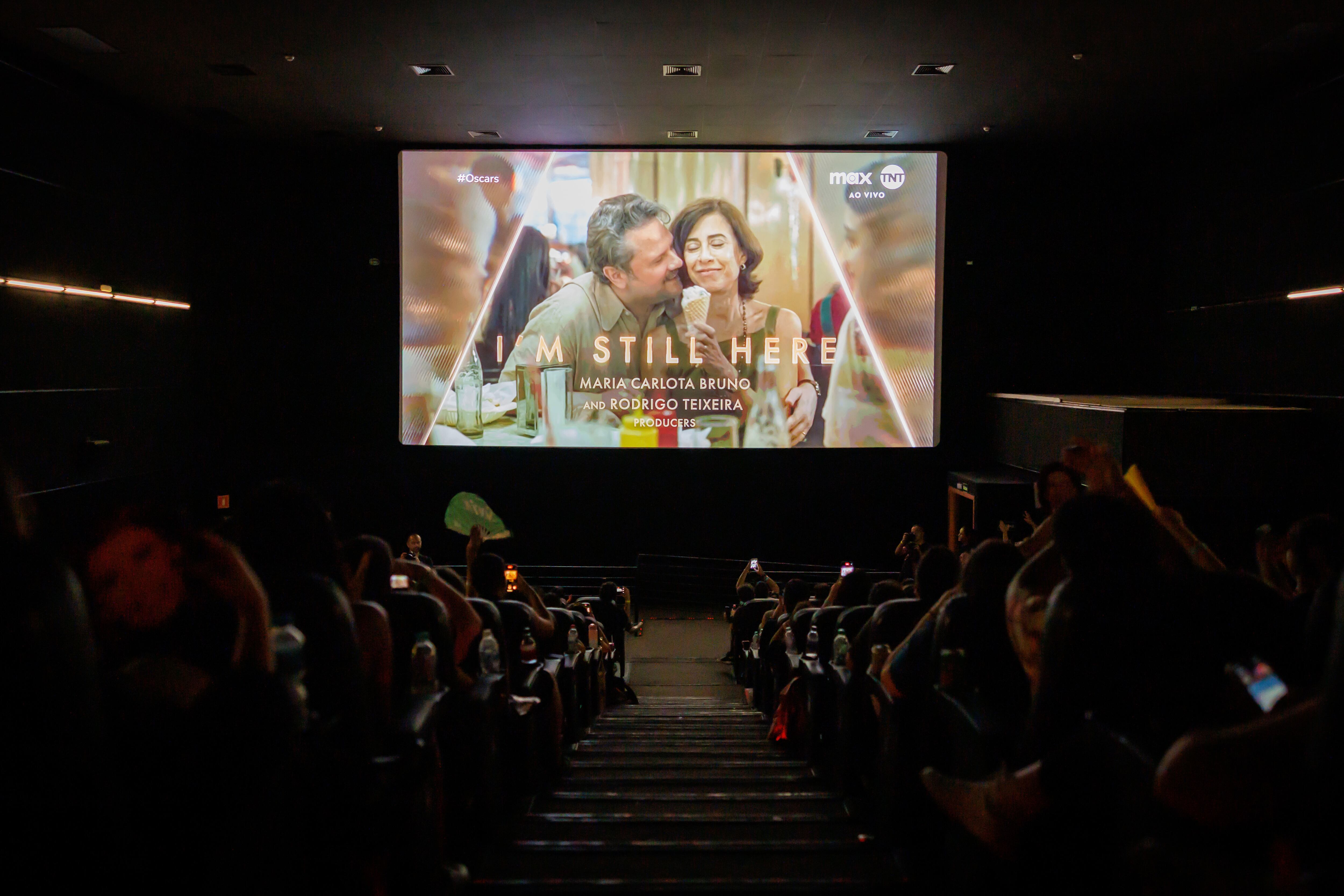 SAO PAULO (BRASIL), 02/03/2025.- Brasileños asisten a un cine para ver la transmisión de la ceremonia de los premios Óscar 2025.
