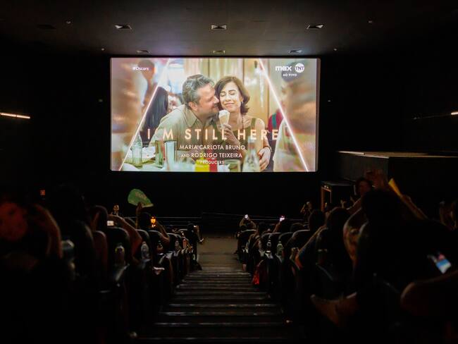 SAO PAULO (BRASIL), 02/03/2025.- Brasileños asisten a un cine para ver la transmisión de la ceremonia de los premios Óscar 2025.