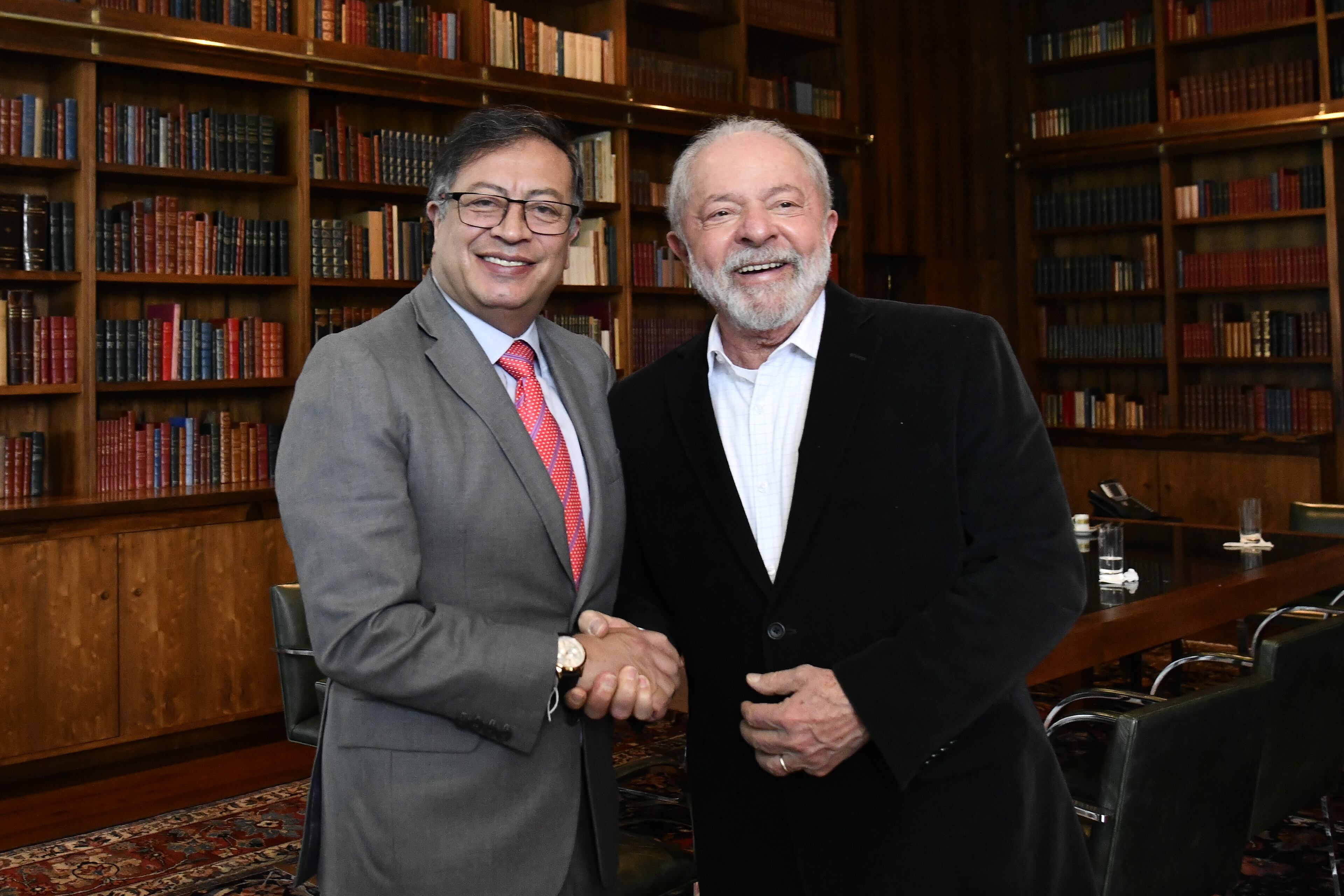 Los presidentes de Colombia, Gustavo Petro y de Brasil, Lula da Silva. (Foto: Colombian Presidency / Handout/Anadolu Agency via Getty Images)