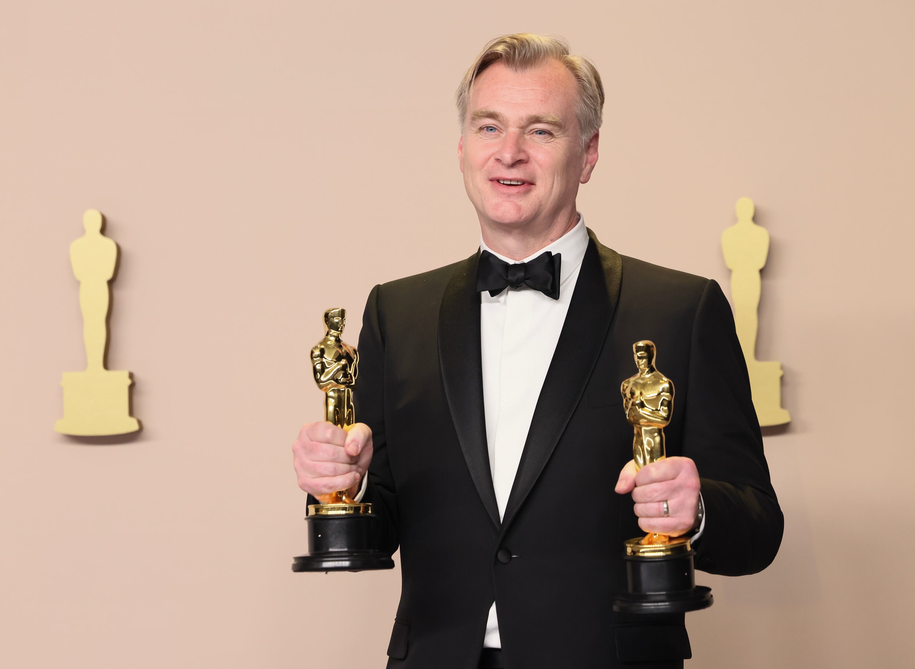 HOLLYWOOD, CALIFORNIA - 10 DE MARZO: Christopher Nolan, ganador del premio a la Mejor Dirección y a la Mejor Película por 'Oppenheimer', posa en la sala de prensa durante la 96 edición de los Premios Oscar. Getty Images
