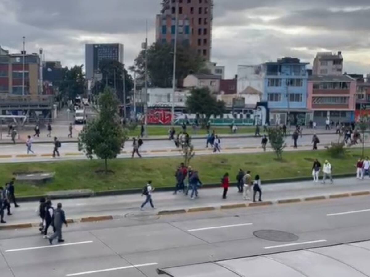 Bloqueo en la Calle 26 deja más de 20.000 usuarios de TransMilenio afectados