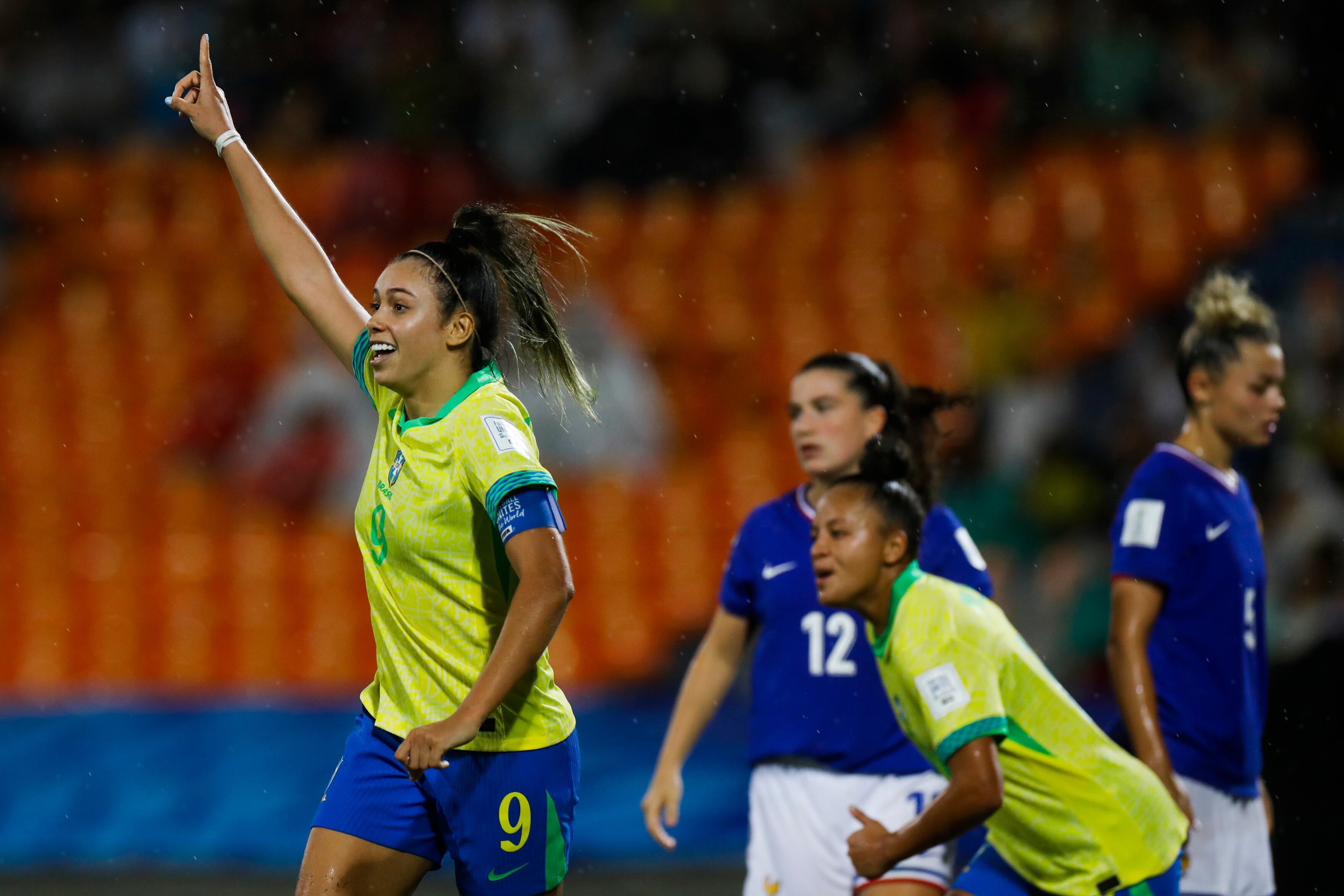 AMDEP5863. MEDELLÍN (COLOMBIA), 03/09/2024.- Priscila Flor da Silva (i) de Brasil celebra su gol este martes, en un partido del grupo B de la Copa Mundial Femenina sub-20 entre las selecciones de Francia y Brasil en estadio Atanasio Girardot en Medellín (Colombia). EFE/ Luis Eduardo Noriega Arboleda