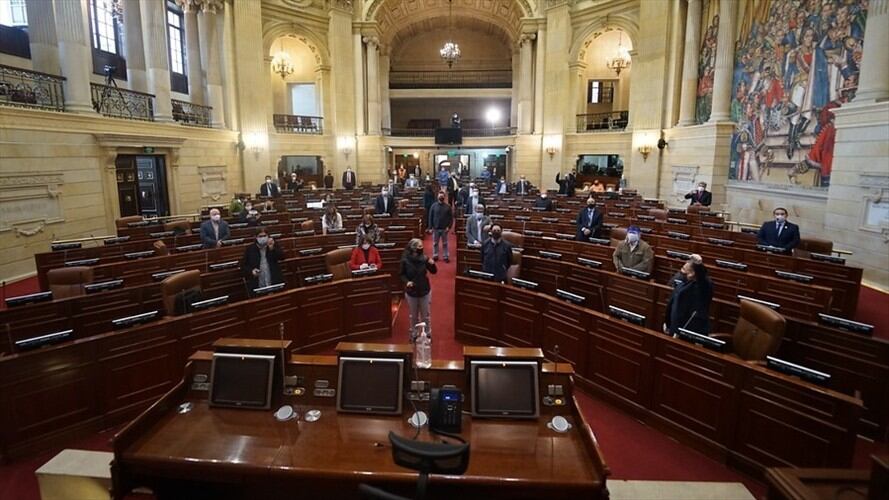 Los colombianos deben saber cuáles han sido las acciones concretas del Gobierno en la carrera mundial para conseguir la vacuna, que se desarrolla en varios países, aseguró el congresista Carlos Ardila. Foto: Colprensa